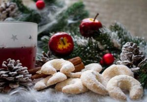 Glühwein und Plätzchen gehören zu den Klassikern in der Weihnachtszeit