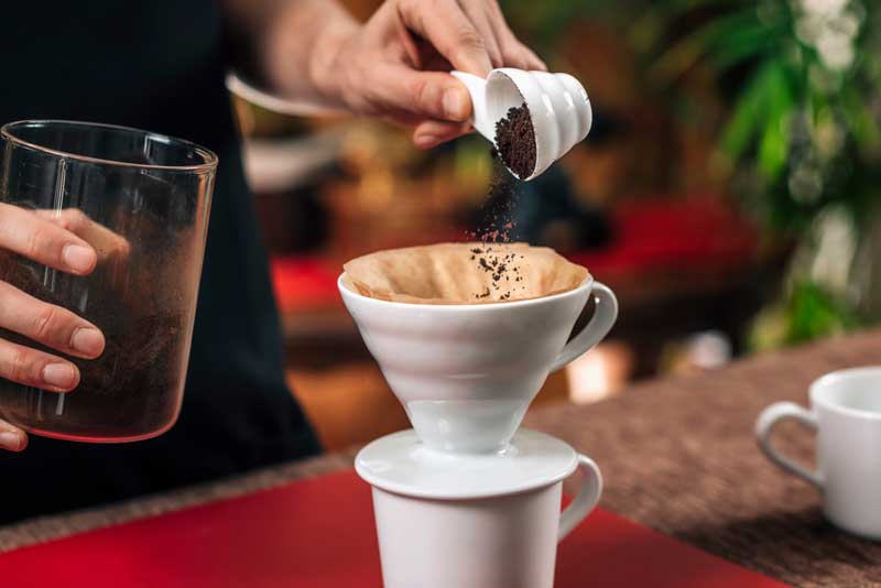 Kaffeezubereitung mit Keramik Kaffeefilter (depositphotos.com)