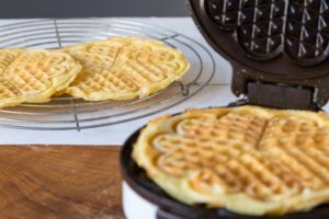 Waffeln mit dem Waffeleisen zubereiten (depositphotos.com)