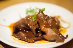 Asiatischer Rindfleisch mit Sojasoße (depositphotos.com)
