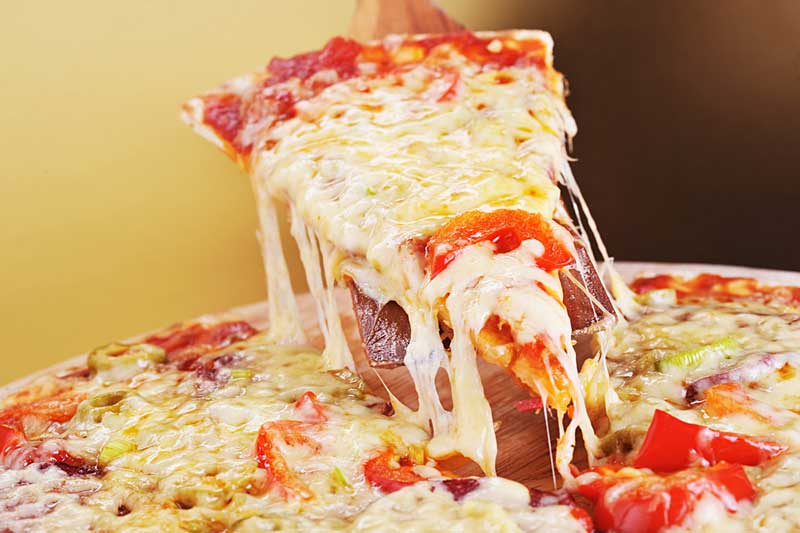 Pizza Salami Mozzarella (depositphotos.com)