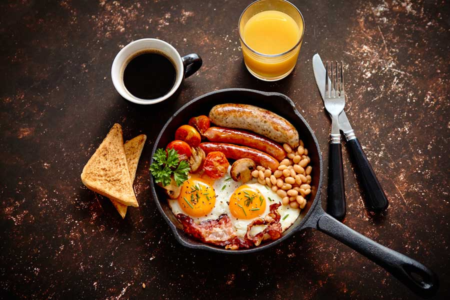 Traditionelles englisches Frühstück mit Bacon and Eggs (Schinken und Eiern) (depositphotos.com)